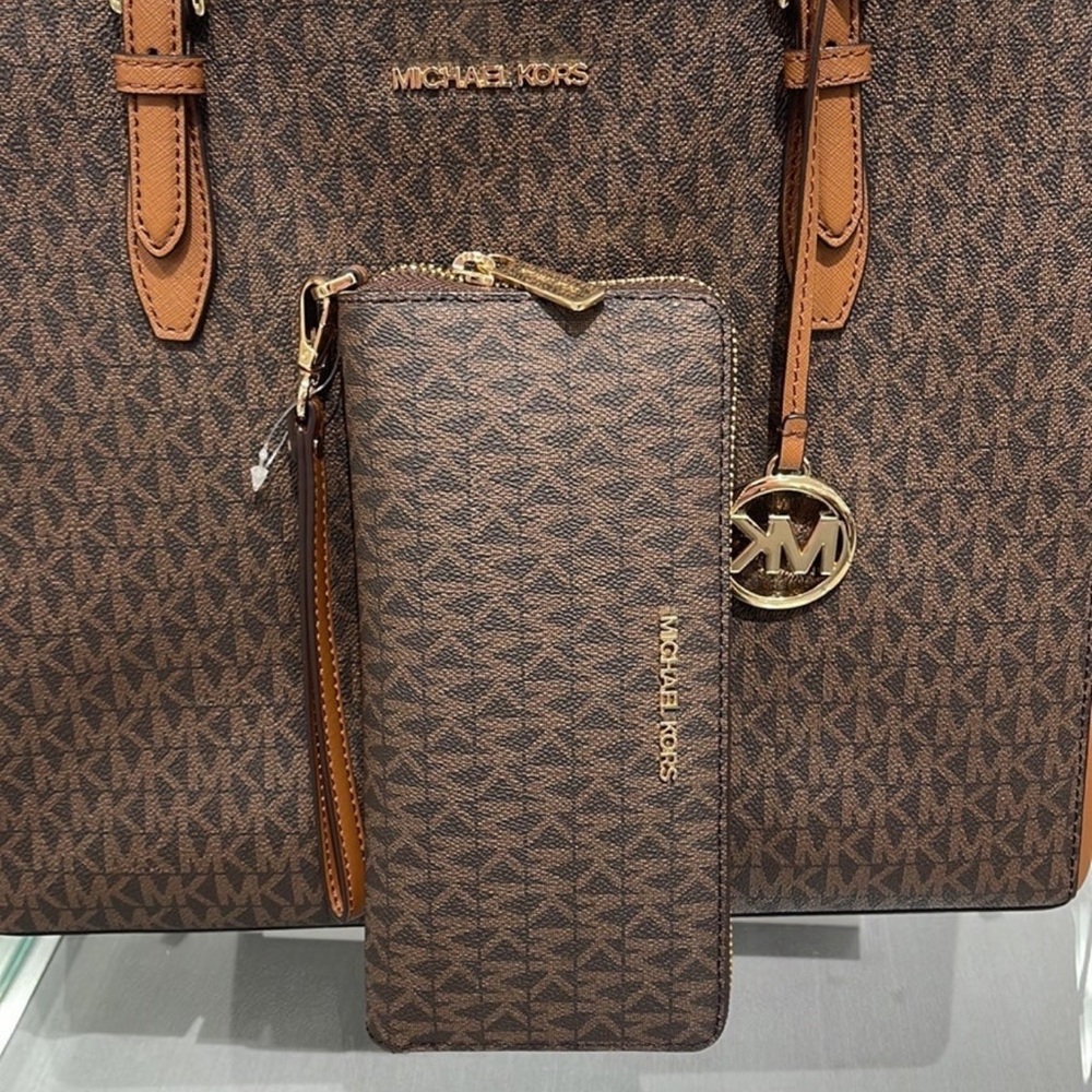 Michael Kors Jet Set Travel Large Travel CONTINENTAL wallet-wristlet-phone
Brown - Picture 11 of 12